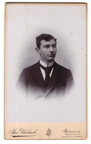 Fotografie Jac. Uebach, Crefeld, Portrait junger Herr im Anzug mit Krawatte