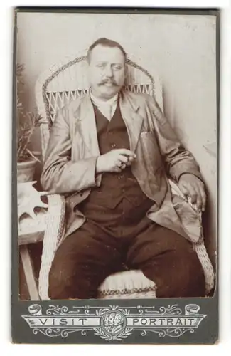 Fotografie Visit Portrait, Ort unbekannt, Portrait stattlicher Herr mit Zigarre im Stuhl sitzend