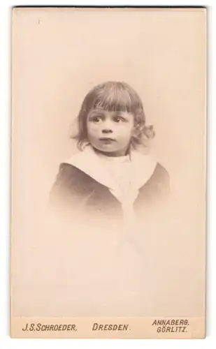 Fotografie J. S. Schroeder, Dresden, Portrait niedliches brünettes Mädchen mit lockigem Haar