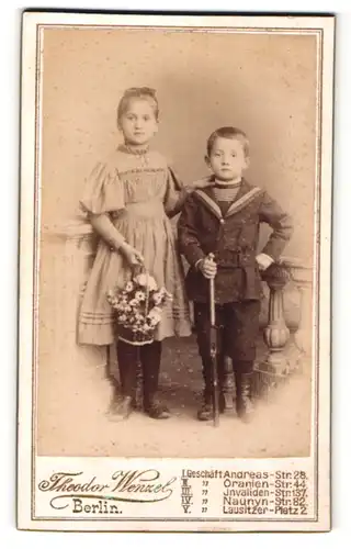 Fotografie Theodor Wenzel, Berlin, Portrait bezauberndes Kinderpaar in hübscher Kleidung mit Blumenkob