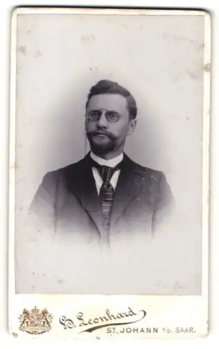 Fotografie H. Leonhard, St. Johann / Saar, Portrait stattlicher junger Mann mit Zwicker und Vollbart