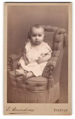 Fotografie E. Brunckow, Doebeln, Portrait niedliches Kleinkind im weissen Hemdchen