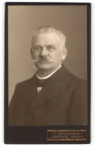 Fotografie C. Grosser, Limbach i. S., Portrait betagter Herr mit Bart und zurückgekämmten Haar