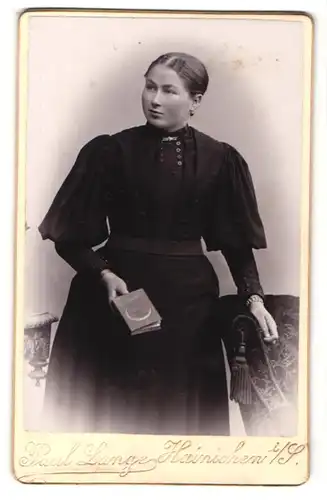 Fotografie Paul Lange, Hainichen i. S., Portrait wunderschönes Fräulein im schwarzen Kleid mit Zierknöpfen