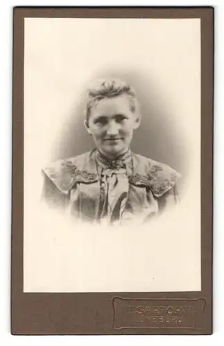 Fotografie F. Sartorti, Lüneburg, Portrait bürgerliche Dame in hübscher Kleidung mit Kragenbrosche