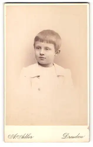 Fotografie A. Adler, Dresden, Portrait hübsches Kind mit Ponyfrisur