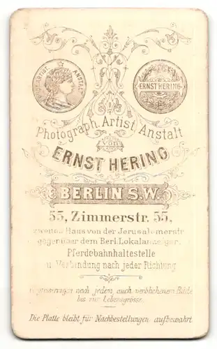 Fotografie E. Hering, Berlin-SW, Portrait Konfirmand mit Gebetsbuch u. Hut