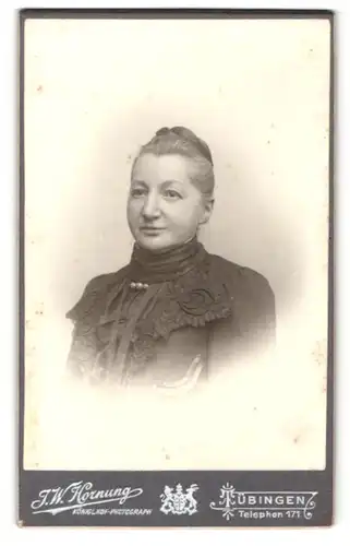 Fotografie J. W. Hornung, Tübingen, Portrait ältere Dame mit zusammengebundenem Haar