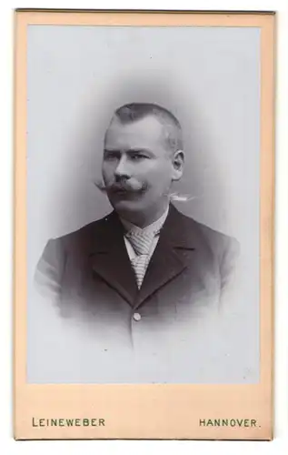 Fotografie Atelier Leineweber, Hannover, Herr mit gezwirbelten Schnurrbart und gestreifter Krawatte