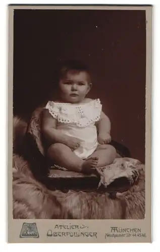 Fotografie Atelier Oberpollinger, München, Baby in kurzem Strampelanzug mit Spitze