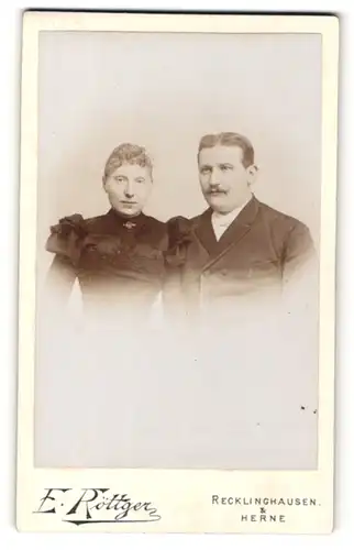 Fotografie E. Röttger, Recklinghausen & Herne, Portrait bürgerliches Paar in eleganter Kleidung