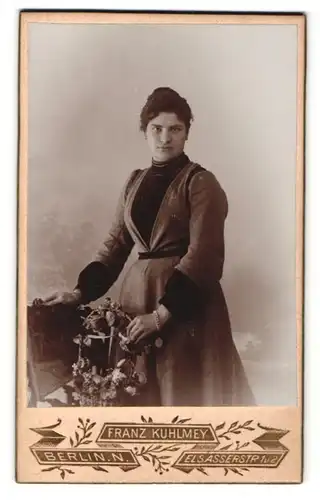 Fotografie Franz Kuhlmey, Berlin-N, Portrait junge Dame im eleganten Kleid mit Blumenkorb
