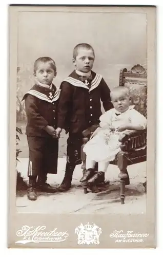 Fotografie J. Kreutzer, Kaufbeuren, Portrait drei kleine Kinder in hübscher Kleidung