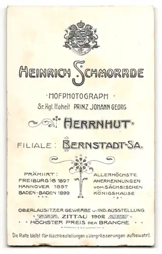 Fotografie Heinrich Schmorre, Herrnhut, Portrait bürgerliches Paar in hübscher Hochzeitskleidung mit Blumenstrauss