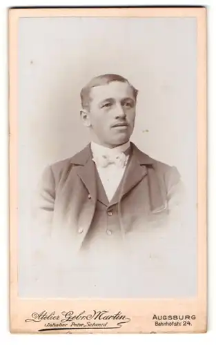 Fotografie Gebr. Martin, Augsburg, Portrait junger Herr in Abengarderobe
