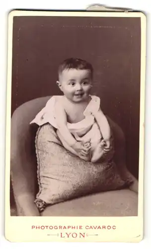 Fotografie Cavaroc, Lyon, Portrait Säugling auf Sitzmöbel