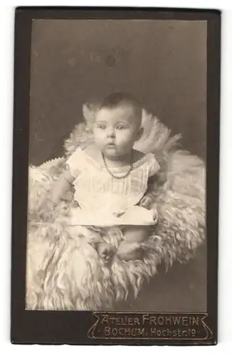 Fotografie Atelier Frohwein, Bochum, Portrait Säugling in Leibchen