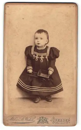 Fotografie B. Wehle, Dresden, Portrait Kleinkind mit Spielzeugkarre