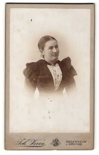 Fotografie Joh. Verra, Rosenheim & Grafing, Portrait junge Frau mit zusammengebundenem Haar