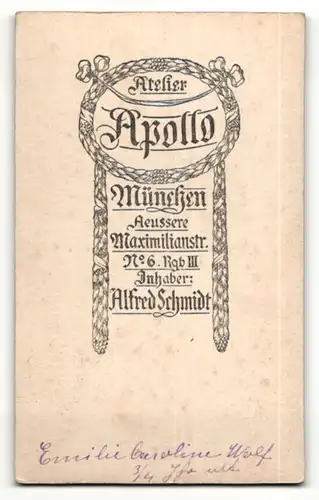 Fotografie Atelier Apollo, München, Portrait Säugling auf Sitzmöbel