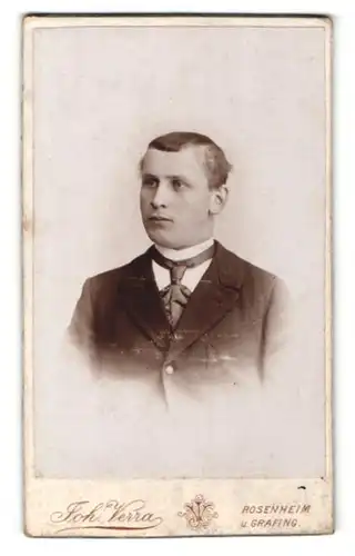 Fotografie Joh. Verra, Rosenheim, Portrait stattlicher junger Mann mit Krawatte im Jackett