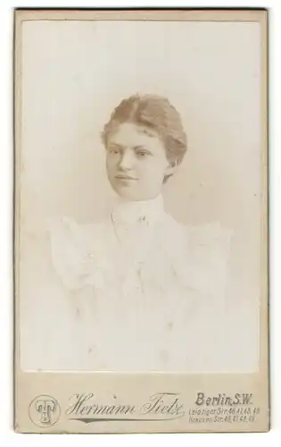 Fotografie Hermann Tietz, Berlin, Portrait bezauberndes Fräulein in weisser gerüschter Bluse