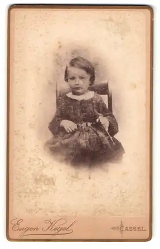 Fotografie Eugen Kegel, Cassel, Portrait brünettes Mädchen im karierten Kleid