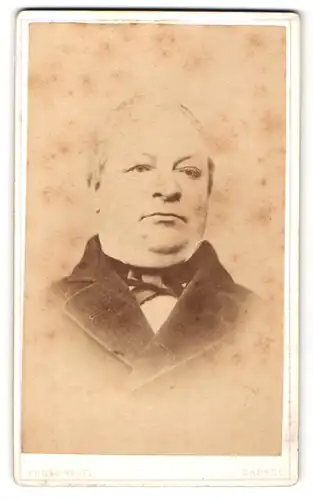 Fotografie Eugen Kegel, Cassel, Portrait Portrait betagter Herr in Fliege und Jackett
