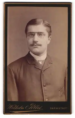 Fotografie Wilhelm Pöllot, Darmstadt, Portrait stattlicher junger Mann mit Zwicker und Oberlippenbart