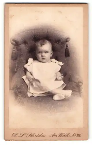 Fotografie D. L. Schröder, Bremen, Portrait Säugling auf Sitzmöbel