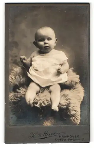 Fotografie K. Meier, Hannover, Portrait Säugling in Kleid