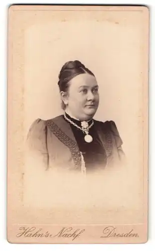 Fotografie Hahn`s Nachf., Dresden, Portrait Frau mit zusammengebundenem Haar
