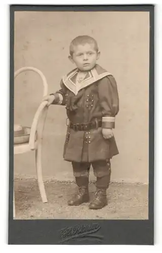 Fotografie F. H. Richter, unbekannter Ort, Portrait kleiner Bub in festlicher Kleidung