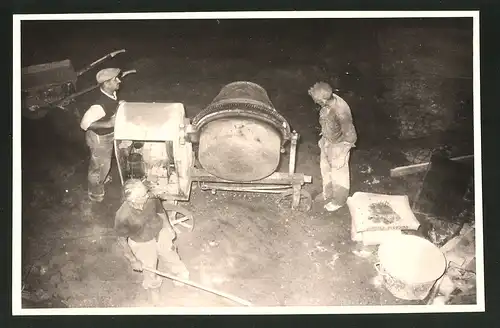 Fotografie Fotograf unbekannt, Ansicht Solingen, Merscheider Str. 99, Bauarbeiter auf der Baustelle Öllager August Esser