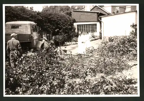 Fotografie Fotograf unbekannt, Ansicht Solingen, Merscheider Str. 99, Baustelle Öllager Esser, Lastwagen Henschel