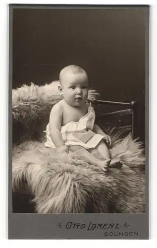 Fotografie Otto Lorenz, Solingen, Portrait Säugling in Leibchen