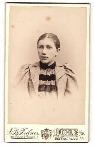 Fotografie J. B. Feilner, Oldenburg i/Gr, Portrait junge Frau mit zusammengebundenem Haar