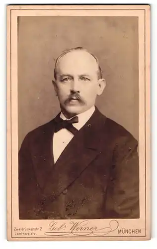Fotografie Gebr. Werner, München, Portrait Herr in Abendgarderobe