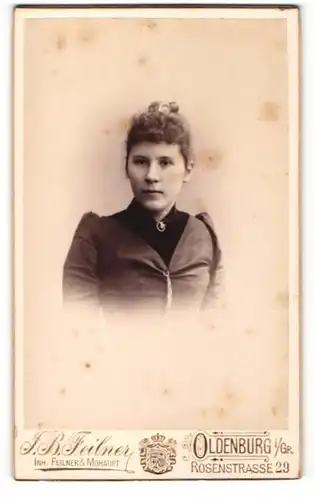 Fotografie J. B. Feilner, Oldenburg i/Gr, Portrait junge Frau mit zusammengebundenem Haar