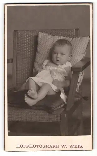 Fotografie W. Weis, Wien, Portrait Säugling auf Sitzmöbel