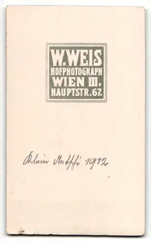 Fotografie W. Weis, Wien, Portrait Säugling auf Sitzmöbel