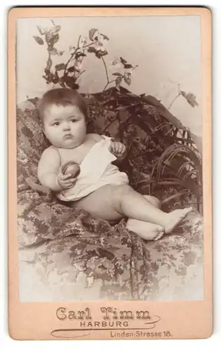 Fotografie Carl Timm, Harburg, Portrait Baby mit Pausbacken zieht eine Schnute