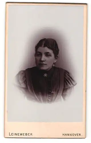 Fotografie Leineweber, Hannover, Portrait Dame in edler Bluse mit Brosche