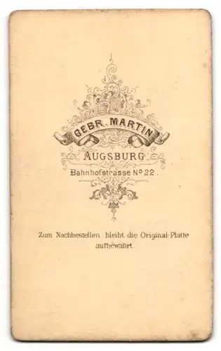 Fotografie Gebr. Martin, Augsburg, Portrait Herr im Anzug mit Brille