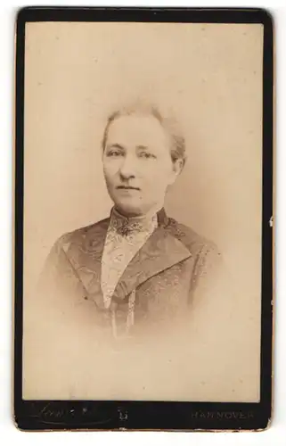 Fotografie Leineweber, Hannover, Portrait bürgerliche Dame in edler Bluse