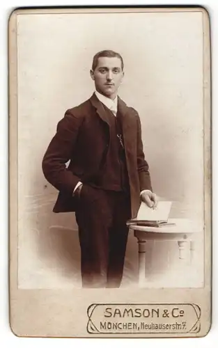 Fotografie Samson & Co., München, Portrait eleganter junger Mann im Anzug