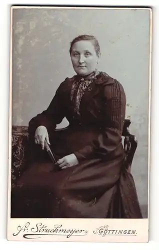 Fotografie Fr. Struckmeyer, Göttingen, Portrait bürgerliche Dame in edler Bluse mit Brosche
