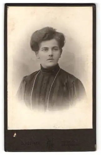 Fotografie R. Kettner, Kehlheim-Riegenburg, Frau mit hochgesteckter Frisur