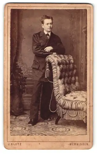 Fotografie J. Klotz, Memmingen, Mann im Anzug auf Sessel gelehnt