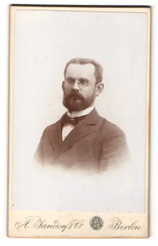 Fotografie A. Tandorf & Co., Berlin, Mann mit Vollbart und Brille